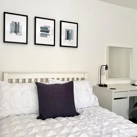 3 Bedroom - 2 Bathroom Townhouse In Corstorphine Near Murrayfield Stadium - Direct Bus To Centre In 20 Minutes - Two Private Parking Spaces - Private Sunny Garden - Recently Refurbished Feriehus Edinburgh