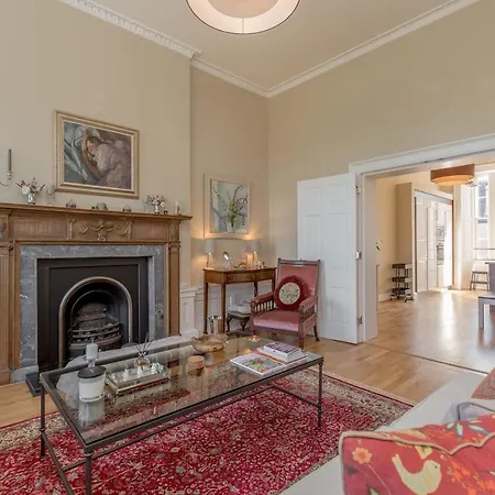 Apartment Stunning New Town 3 Bed *