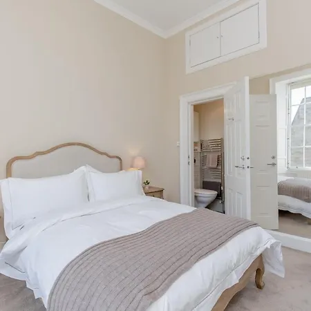 Stunning New Town 3 Bed Apartment *
