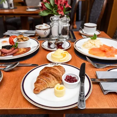 Royal Scots Club Hotel 3*