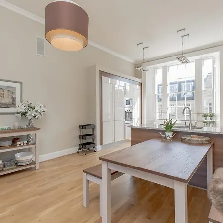 Stunning New Town 3 Bed Apartment *