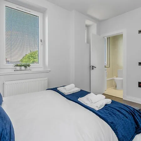 Stunning 3 Bedroom 2 Bathroom - Free Parking - Close To Centre & Airport *