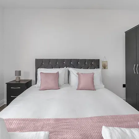 Stunning 3 Bedroom 2 Bathroom - Free Parking - Close To Centre & Airport Lägenhet *