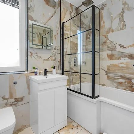 Stunning 3 Bedroom 2 Bathroom - Free Parking - Close To Centre & Airport Lägenhet Edinburg