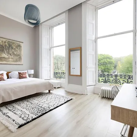 Grand Bright In Historic Edimburgo
