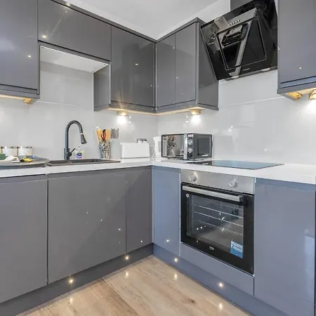 Stunning 3 Bedroom 2 Bathroom - Free Parking - Close To Centre & Airport *