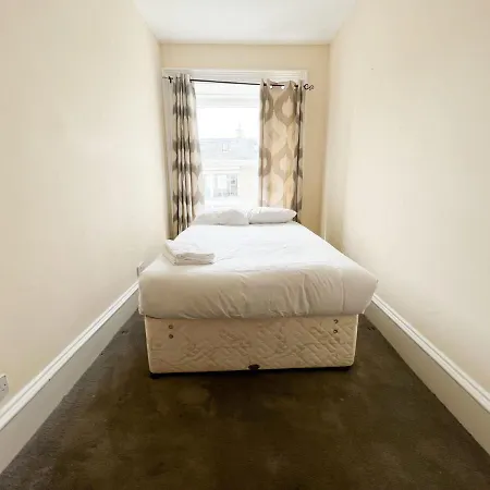 Convenient 3br Flat On Leith Walk Apartment
