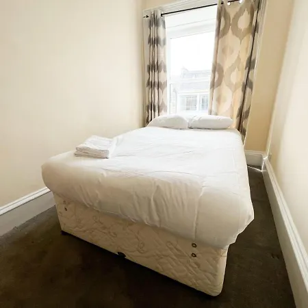 Convenient 3br Flat On Leith Walk Edinburgh