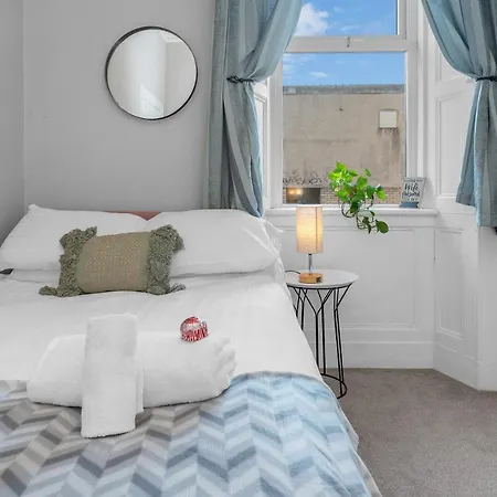 Cheerful Stays: 2 Bedroom Sleeps 6 *