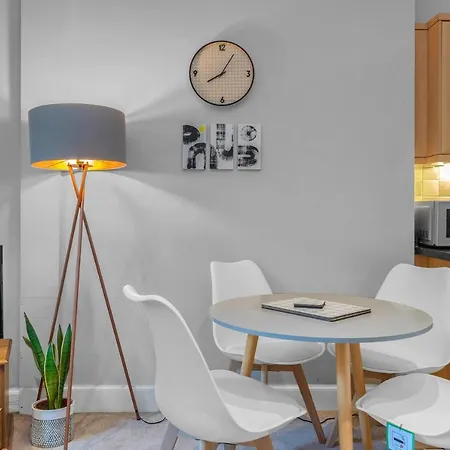 Apartment Cheerful Stays: 2 Bedroom Sleeps 6 *