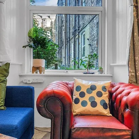 Cheerful Stays: 2 Bedroom Sleeps 6 Apartment *