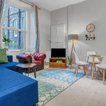 Apartment Cheerful Stays: 2 Bedroom Sleeps 6