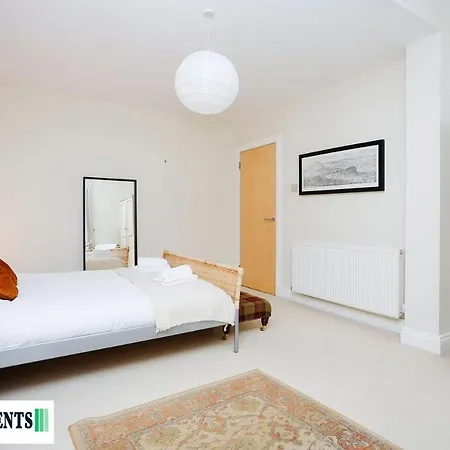 Large 2 Bed Centre - Free Parking *