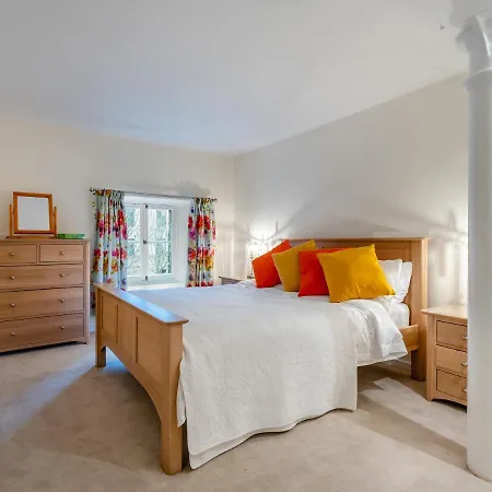 Campbells Close Apartment *