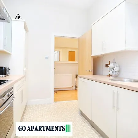 Large 2 Bed Centre - Free Parking *