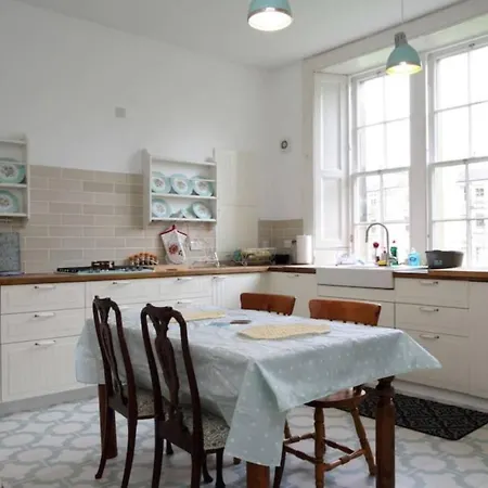 Spacious 4bd Terraced Flat - Old Town *