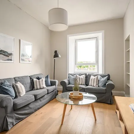 2br New Town Castle View Edinburgh
