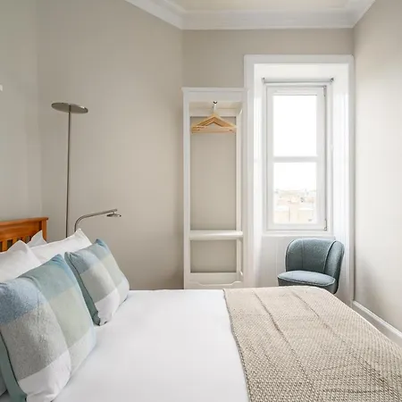 2br New Town Castle View Apartment *