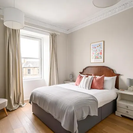2br New Town Castle View * Edinburgh