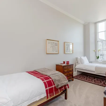 Stunning New Town 3 Bed Appartement