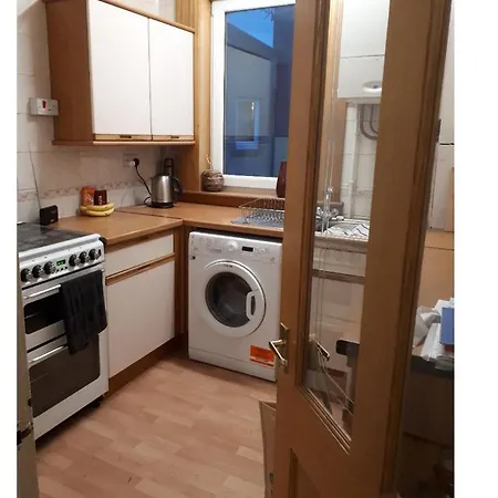 Apartment Large 3 Bedroom Apartment/flat In Ideal Location *