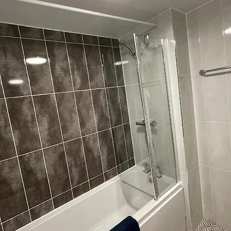 3 Bed House With Parking Near Airport * 爱丁堡