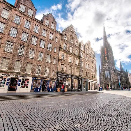 Modern Royal Mile 2 Bed Flat - Pass The Keys Apartamento