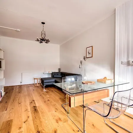 Modern Royal Mile 2 Bed Flat - Pass The Keys