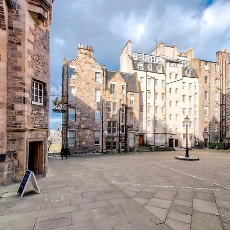 Modern Royal Mile 2 Bed Flat - Pass The Keys