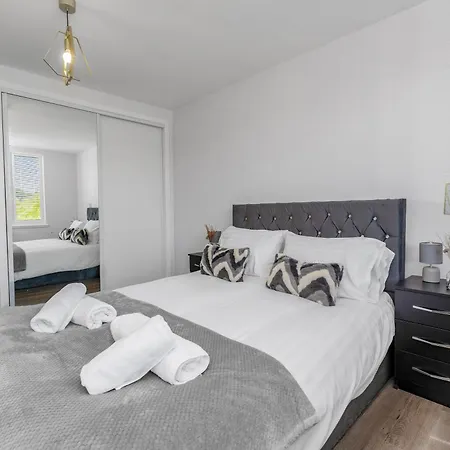 Stunning 3 Bedroom 2 Bathroom - Free Parking - Close To Centre & Airport Lägenhet *