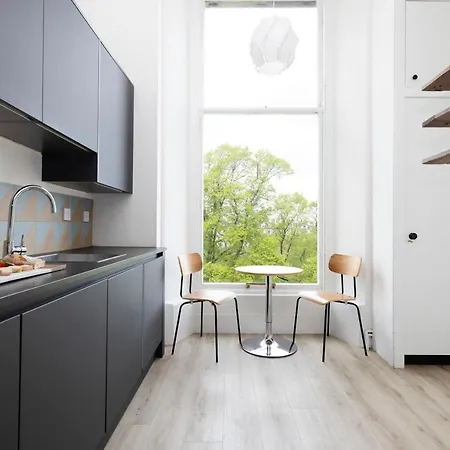 Grand Bright In Historic Apartment Edinburgh