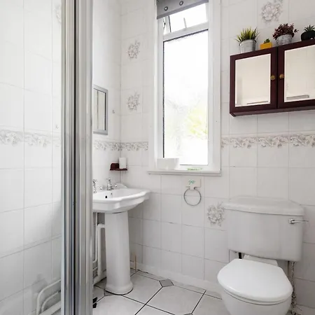 Lovely 3bed House-private Parking Дом отдыха Эдинбург