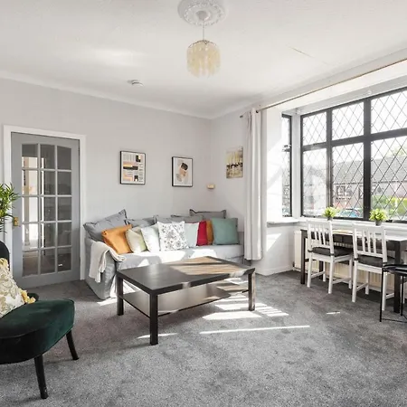 Lovely 3bed House-private Parking