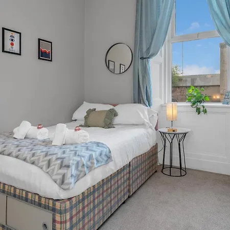 Cheerful Stays: 2 Bedroom Sleeps 6 Apartment Edinburgh