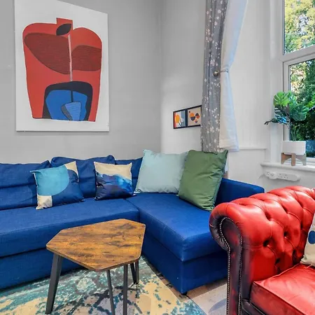 Apartment Cheerful Stays: 2 Bedroom Sleeps 6 *