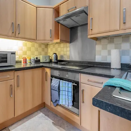 Apartment Cheerful Stays: 2 Bedroom Sleeps 6
