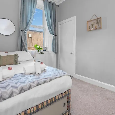 Apartment Cheerful Stays: 2 Bedroom Sleeps 6 *