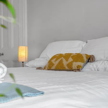 Apartment Cheerful Stays: 2 Bedroom Sleeps 6