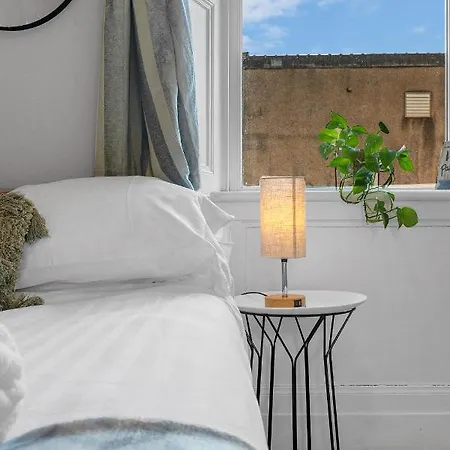 Cheerful Stays: 2 Bedroom Sleeps 6 Edinburgh