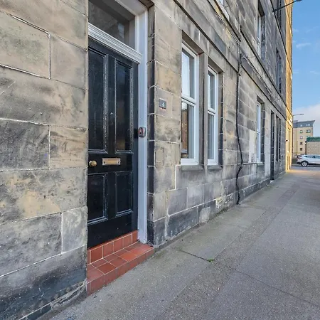 Apartment Cheerful Stays: 2 Bedroom Sleeps 6 *