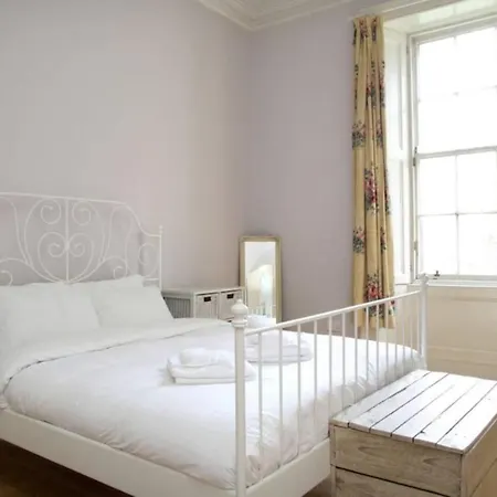 Spacious 4bd Terraced Flat - Old Town