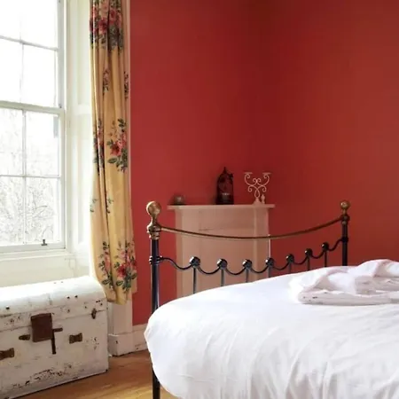 Spacious 4bd Terraced Flat - Old Town