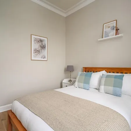 2br New Town Castle View Apartment Edinburgh