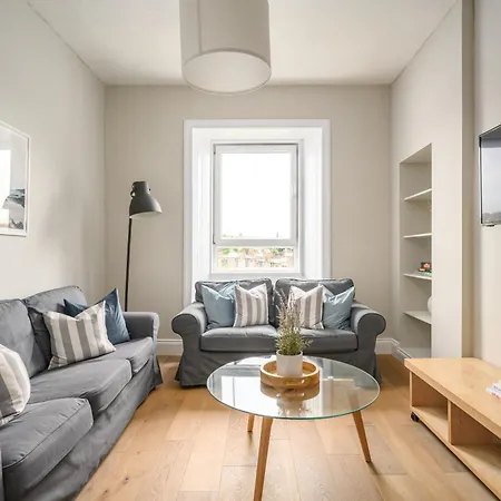 2br New Town Castle View Apartment *