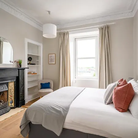 2br New Town Castle View Edinburgh