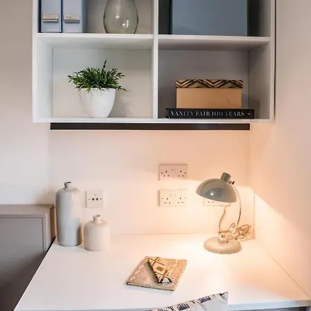 Apartment Bright And Ensuite Bedrooms At Mcdonald Road In