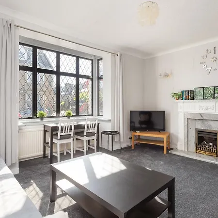 Lovely 3bed House-private Parking