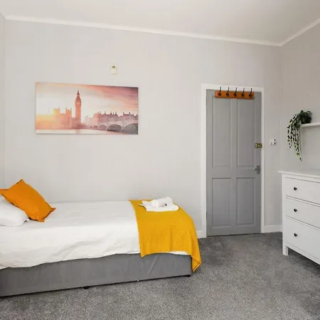 Lovely 3bed House-private Parking Semesterbostad Edinburg