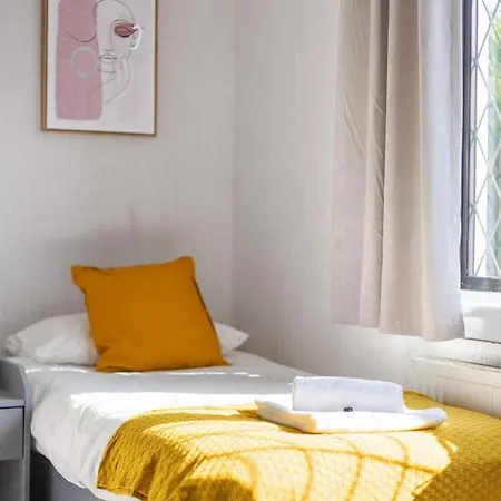 Lovely 3bed House-private Parking Semesterbostad *