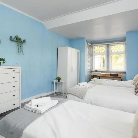 Lovely 3bed House-private Parking Prázdninový dům